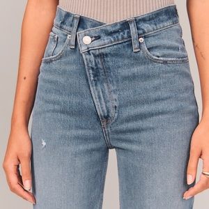 Abercrombie & Fitch 90’s style ultra high rise straight jeans sz 27R Medium Wash